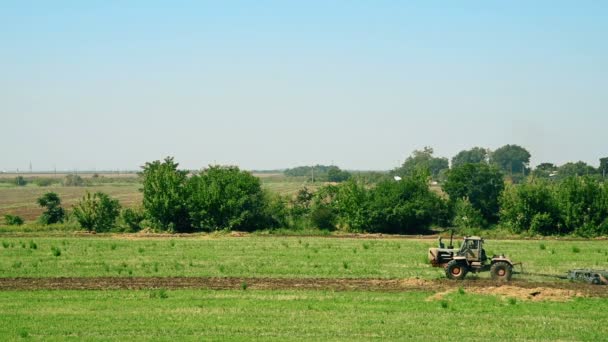 Traktor Připravuje Půdu Setí Koncepce Hospodaření — Stock video