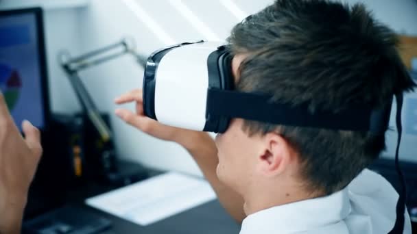 股票交易员戴着虚拟现实眼镜 在办公室工作 慢动作效果 — 图库视频影像