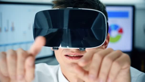 Joven Hombre Negocios Guapo Con Gafas Trabajando Informe Negocio Virtual — Vídeos de Stock