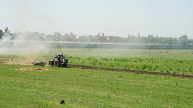 Traktör Sürme Alanları ve Beyaz Sis. Ekim için Arazi Hazırlanıyor. Tarım Kavramı