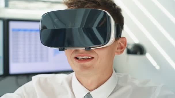 Glücklicher Geschäftsmann Mit Virtual Reality Headset Interaktives Geschäftsarbeitskonzept Zeitlupeneffekt — Stockvideo