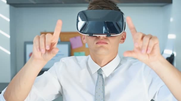 戴着虚拟现实眼镜的年轻商人在现代办公室工作 — 图库视频影像