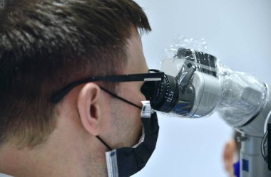 Diş mikroskobu kullanarak diş hekimi