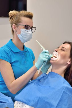 Diş Hekimi Braces ile Hasta Muayene