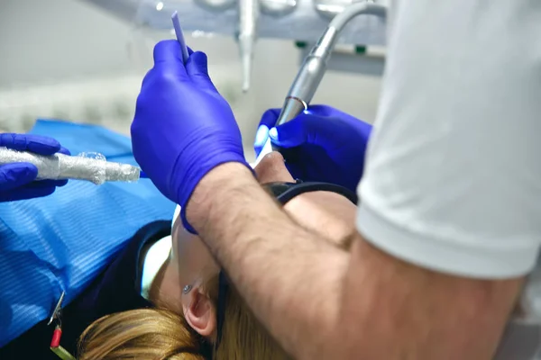 Dentista Tratando Mulher Paciente . — Fotografia de Stock