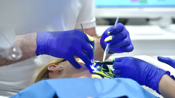 Orthodontist werkt met een assistent. — Stockfoto