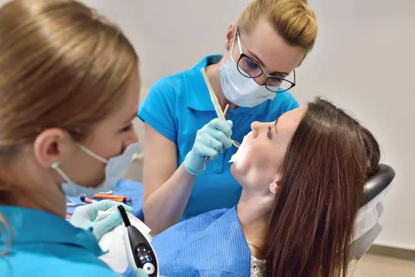 Tandläkare och assistent Undersök patienten — Stockfoto