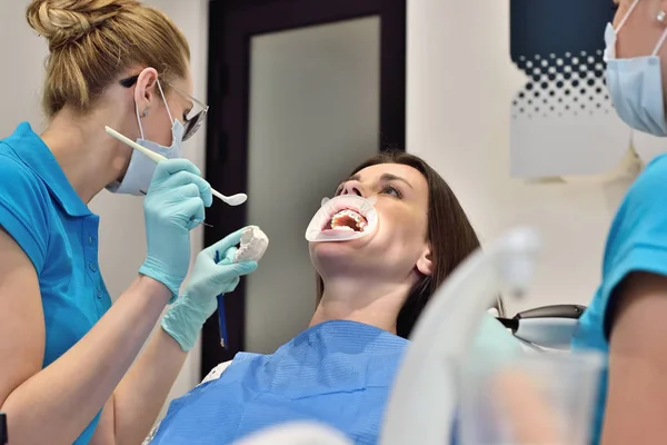 Dentista installazione Bretelle — Foto Stock