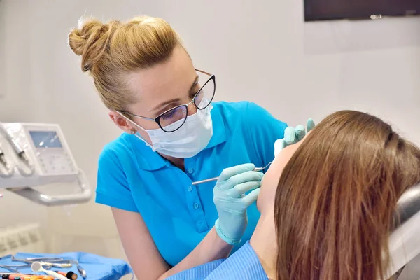 Visite au bureau du dentiste — Photo