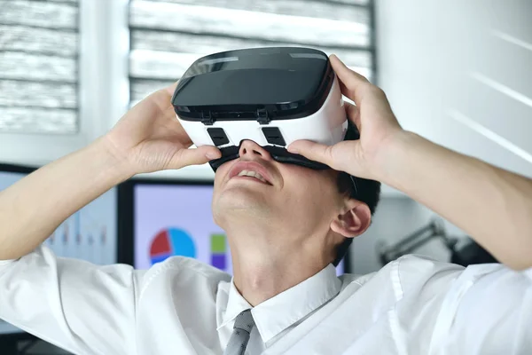 Trader Man Wearing Virtual Reality Googles — Stock Photo, Image