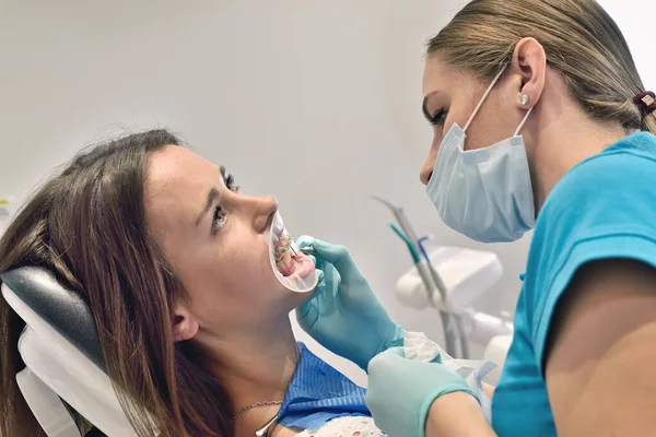 Mulher Bonita Visita Escritório Dentista Cuidados Saúde Dentária Conceito Médico — Fotografia de Stock