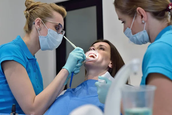 Mulher Dentista Assistente Exame Paciente Com Aparelho Consultório Odontológico Conceito — Fotografia de Stock