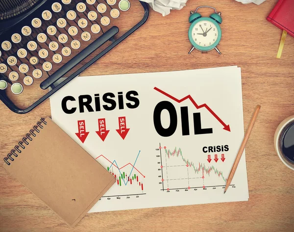 レトロヴィンテージタイプライター カップと図面クラッシュチャートと紙 ビジネスと金融危機の概念 — ストック写真