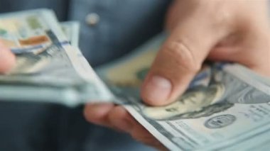 İşadamı Eller 100 Dolarlık banknotları sayıyor. Başarı ve zenginlik kavramı. Yavaş Hareket Efekti.