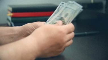 İşadamı El Sayımı Masada Dolar Sayıyor. Finans ve para kavramı. Kapat.