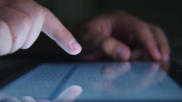 Businessman Hands Vérification Rapport Financier Sur Ordinateur Tablette Écran Tactile — Video