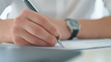 Finansal Tüccar Pazarlama Planları ve Yatırım Çizelgeleri. Yatırım ve Finansal Konsept. Kapat.