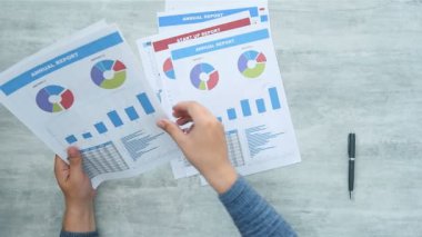 İşadamı Analiz Çizelgeleri ve Ahşap Masadaki Grafik. Finans ve Ticaret Konsepti. Yavaş Hareket Efekti.