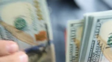 İşadamı Elleri Paraya Sayıyor 100 Dolar. Finans ve para kavramı. Kapat.