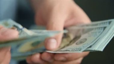 Tüccar Count Money Cash. Yatırım Sermayesi Başlatılıyor. Finans ve Ticaret Konsepti. Yavaş Hareket Etkisi. Kapat.