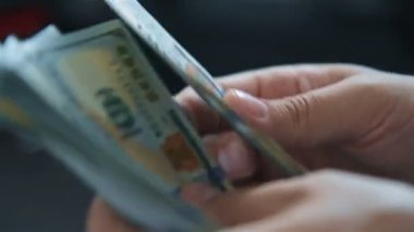 İşadamı Elde Para Sayıyor. Finansal Başarı ve Zenginlik Konsepti. Kapat.