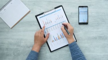 Tüccar el kontrolü kağıt ve dizüstü bilgisayardan kar bildiriyor. Belgeler ve finansal başarı kavramı.