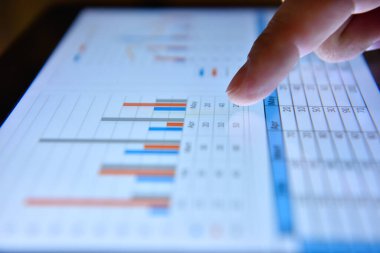 Tüccar el, tablet ekrandaki iş planını inceliyor. Yatırım ve finansal konsept. Kapat.