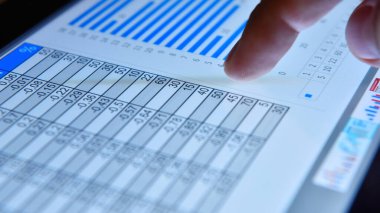 Borsa büyümesi ile dijital tablet ekranına dokunan tüccar. Başarı ve başlangıç konsepti. Kapat.