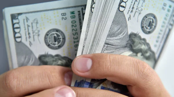 Ellerimizde Dolar Banknotları Var Adamı Ticaret Ödeme Konsepti Kapat — Stok fotoğraf
