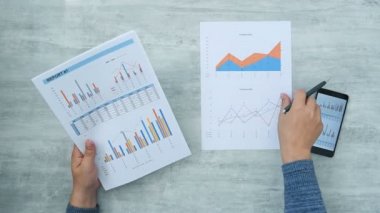 İşadamı Kâr Raporunu Denetliyor. Evrak işleri ve Finansal Başarı Konsepti. Yavaş Hareket Efekti