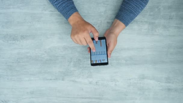 Pohled Shora Ruce Podnikatele Pomocí Mobilního Telefonu Grafy Daty Finanční — Stock video