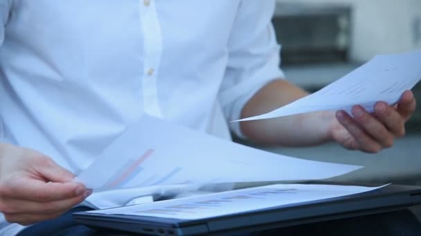 Geschäftsmann Liest Dokumente Mit Finanzdaten Und Kontoauszügen Führung Und Jobkonzept — Stockvideo