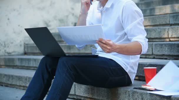 Empresário Sentado Escadas Assistindo Relatório Negócios Conversando Com Colegas Telefone — Vídeo de Stock