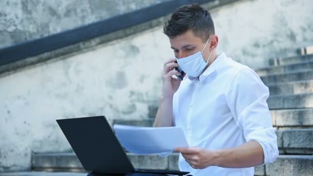 Affärsman Mask Talar Telefon Fall Finansmarknaden Karantän Koncept För Pandemia — Stockvideo