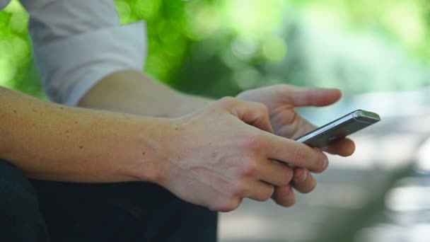 Geschäftsmann Mit Handy Freien Business Und Social Media Konzept Slow — Stockvideo