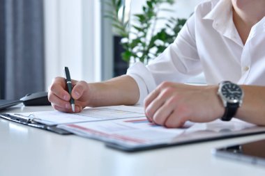 Genç iş adamı mali raporu inceliyor. Finans ve ticaret konsepti. Kapat.