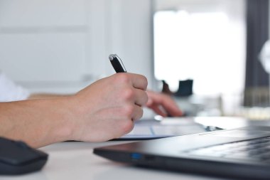 Mali denetçi ofisteki kağıt üzerine hisse senedi raporu çiziyor. İş ve finansal başarı kavramı. Kapat.