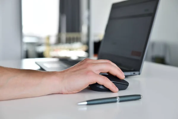 Επιχειρηματίας Χέρι Χρησιμοποιώντας Ποντίκι Και Πληκτρολογώντας Ένα Πληκτρολόγιο Laptop Επάγγελμα — Φωτογραφία Αρχείου
