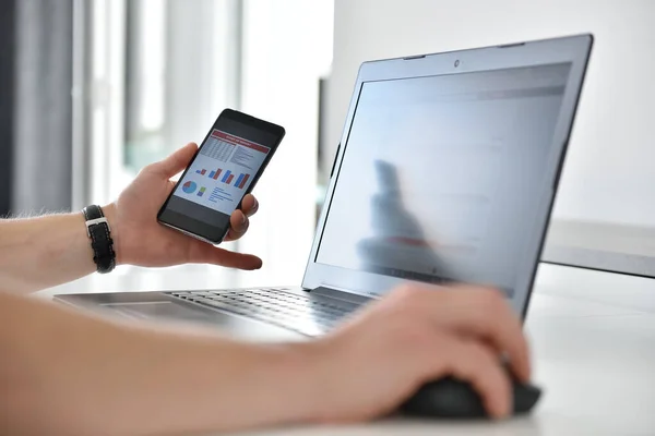 Manos Hombre Negocios Usando Teléfono Celular Mesa Borrosa Oficina Con — Foto de Stock