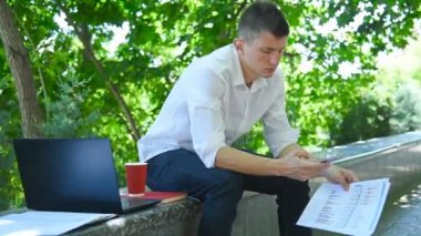 Mali Denetçi Park 'ta Oturuyor ve Mali Belgeleri Analiz Ediyor. Ticaret ve Başarı Konsepti.