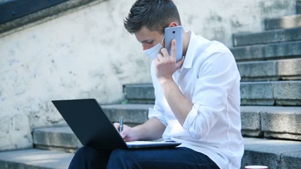 Hombre Comerciante Máscara Habla Por Teléfono Sobre Caída Del Mercado — Vídeos de Stock