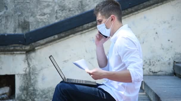 Empresario Máscara Médica Hablando Por Teléfono Móvil Mirando Informe Financiero — Vídeos de Stock