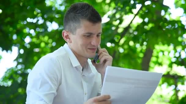 Hombre Negocios Mira Informe Financiero Habla Por Teléfono Éxito Concepto — Vídeos de Stock