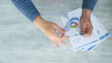 Kızgın İşadamı Stres Belgelerini Kırdı. İş ve Mali İstikrar Kavramı.