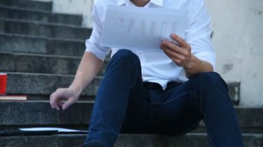 Finansal Verileri ve Beyannameleri Olan Belgeleri Okuyan İşadamı. Liderlik ve İş Konsepti.