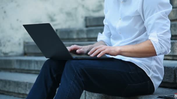 Joven Empresario Sentado Las Escaleras Escribiendo Teclado Portátil Concepto Negocios — Vídeos de Stock