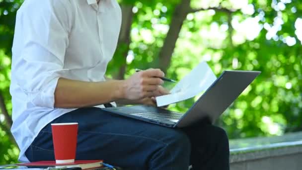 Händler Sitzt Park Und Untersucht Geschäftsbericht Handels Und Kommunikationskonzept Nahaufnahme — Stockvideo