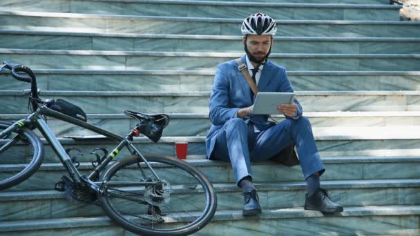 Empresario Barbudo Casco Sentado Las Escaleras Usando Tablet Computer Concepto — Vídeos de Stock