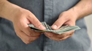 Kullanıcı dolarları el işadamlarında. Ticaret ve ödeme konsepti. Kapat..