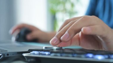 Dizüstü, Grafik Tableti ve Dijital Kontrol Tekerleği Klavyesi Kullanan Tasarımcı